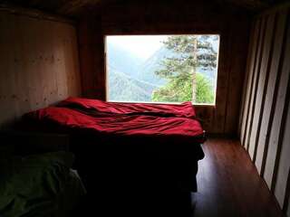 Гостевой дом Heshkili huts Svaneti Keshkili Трехместный номер с видом на горы-1